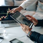 Investir com inteligência é possível: Kelsem Ricardo Rios Lima explica como montar uma carteira diversificada e acessível para iniciantes.