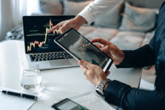 Investir com inteligência é possível: Kelsem Ricardo Rios Lima explica como montar uma carteira diversificada e acessível para iniciantes.