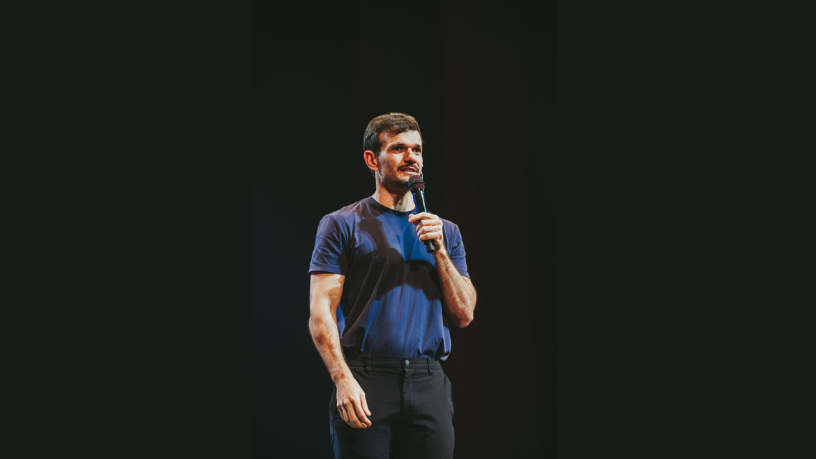 Padre Patrick leva leveza e risadas aos palcos com “Pecado É Não Rir”, produção da Non Stop.