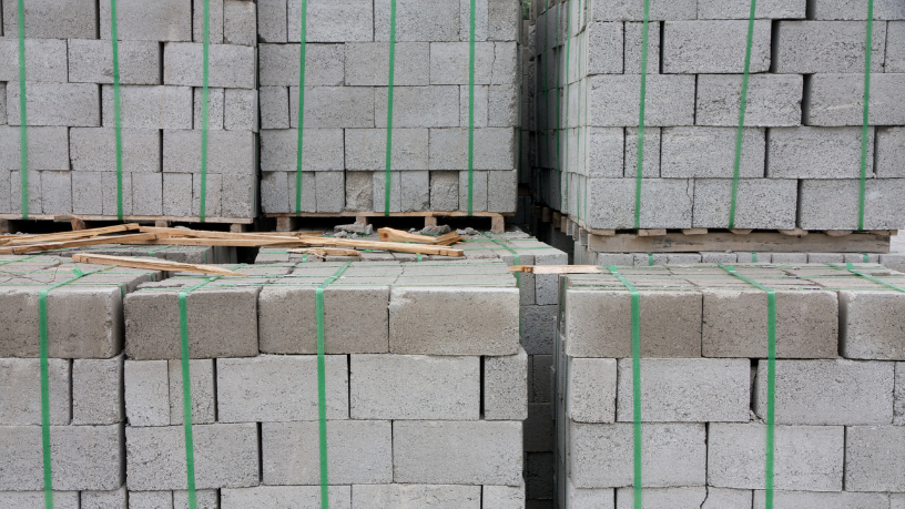 A definição precisa de modulação e amarração em blocos com função estrutural é essencial para a qualidade construtiva, um princípio aplicado nos projetos de Valderci Malagosini Machado.