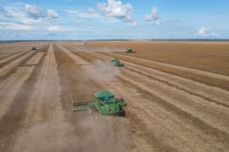 Colheitadeiras trabalham em uma plantação de soja em uma fazenda de Paragominas, no Brasil.