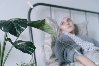 Paciente recebe tratamento oncológico com soro em leito hospitalar.